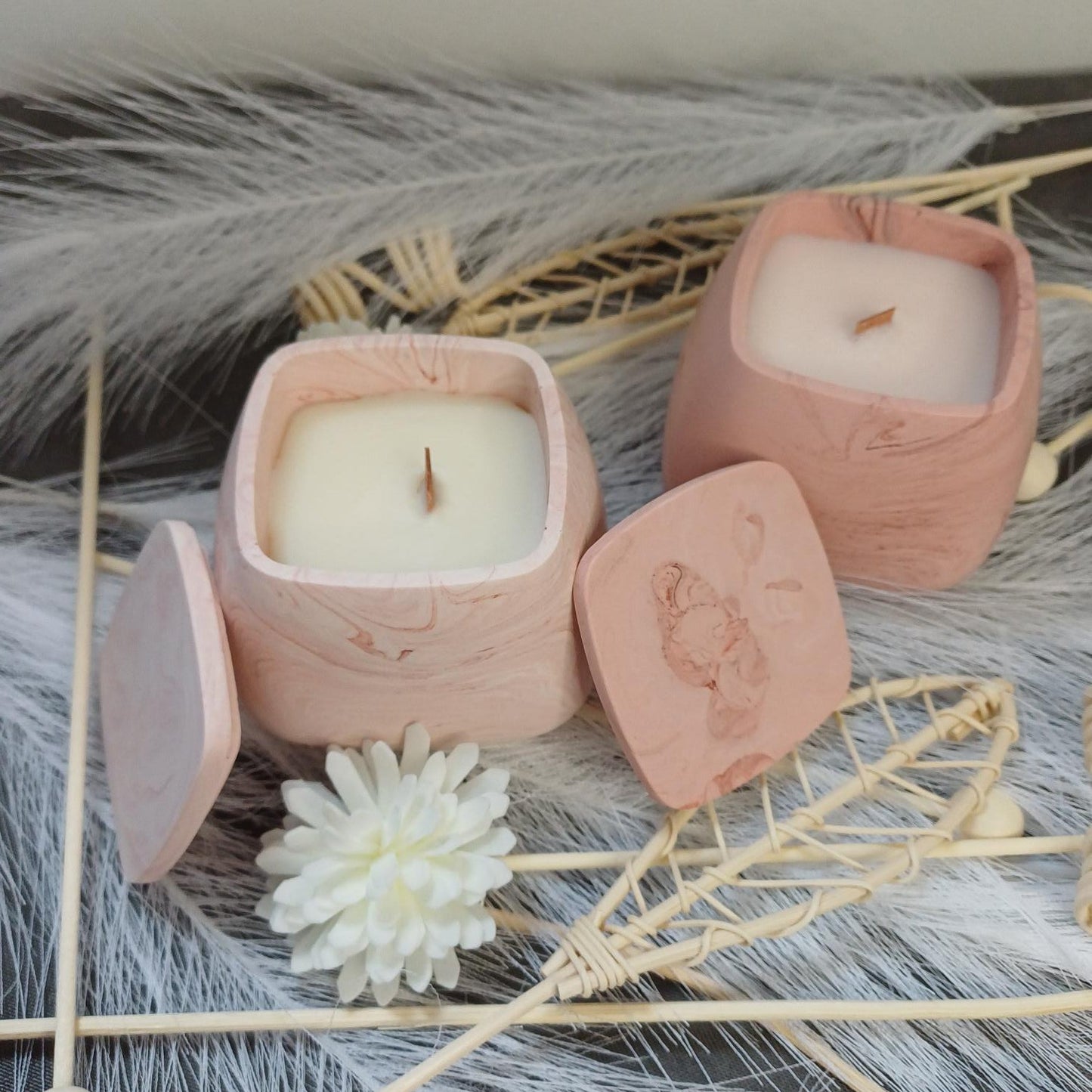 Cubric - Bougie parfumée et bougeoir en jesmonite